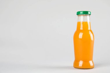 Renk arka plan üzerinde lezzetli içki ile bir şişe. Metin için yer