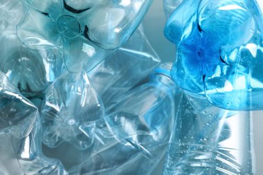 Arka plan, closeup olarak birçok plastik şişeler. Geri dönüşüm kavramı