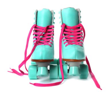 Beyaz arka plan üzerinde parlak şık tekerlekli paten çifti