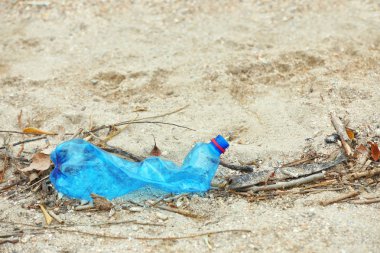 Plajda, metin için yer plastik şişe kullanılan. Geri dönüşüm sorunu