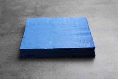 Kağıt peçete gri arka plan üzerine yığını