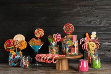 Tablo üzerinde birçok farklı şeker ile kompozisyon