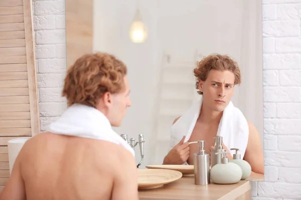 Νεαρός Άνδρας Κοιτάζοντας Στον Καθρέφτη Μετά Ξύρισμα Στο Σπίτι — Φωτογραφία Αρχείου