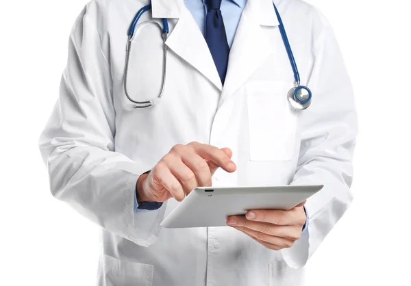 Αρσενικό Γιατρός Κατέχει Σύγχρονο Tablet Άσπρο Φόντο Κοντινό Πλάνο — Φωτογραφία Αρχείου