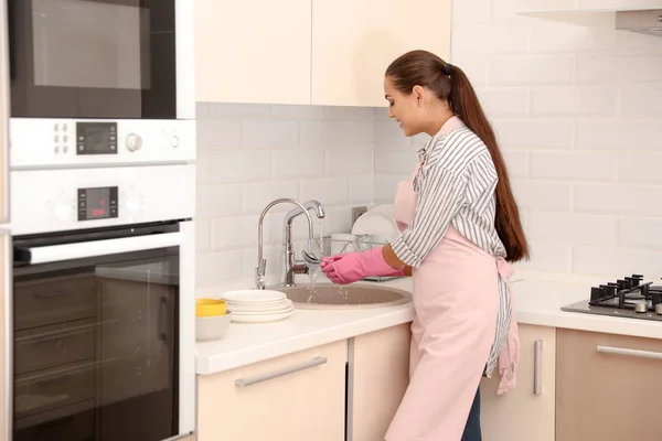 Kvinnan Gör Tvätt Köket Rengöring Sysslor — Stockfoto