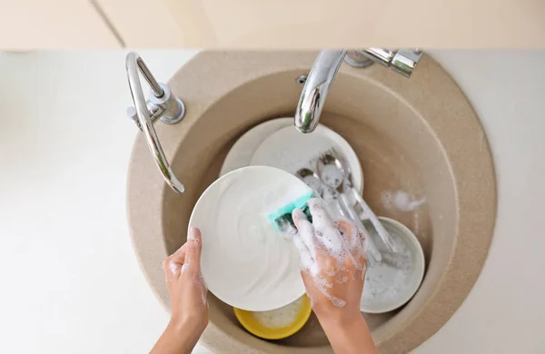 Mujer Lavando Platos Sucios Fregadero Cocina Vista Superior Tareas Limpieza — Foto de Stock