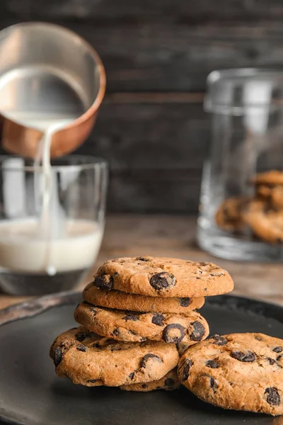 Plate Tasty Chocolate Chip Cookies Wooden Table — Stock Photo, Image