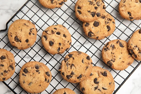 Estante Enfriamiento Con Galletas Chocolate Sobre Fondo Mármol Vista Superior — Foto de Stock