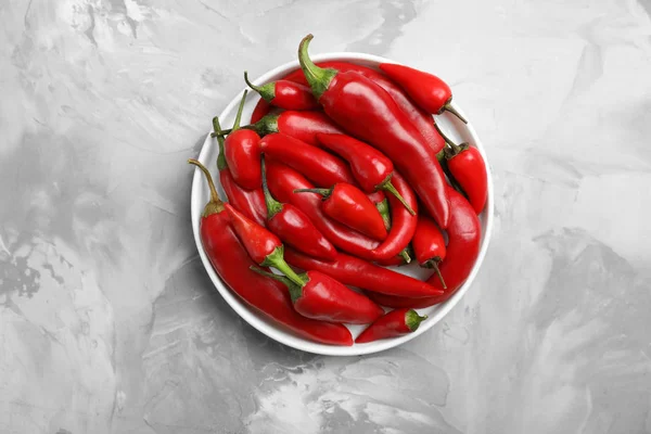 Skål Med Röda Chilipeppar Bord Ovanifrån — Stockfoto