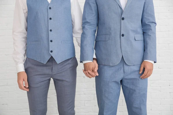 Yeni Evli Gay Çift Beyaz Duvar Closeup Yakınındaki Elele — Stok fotoğraf
