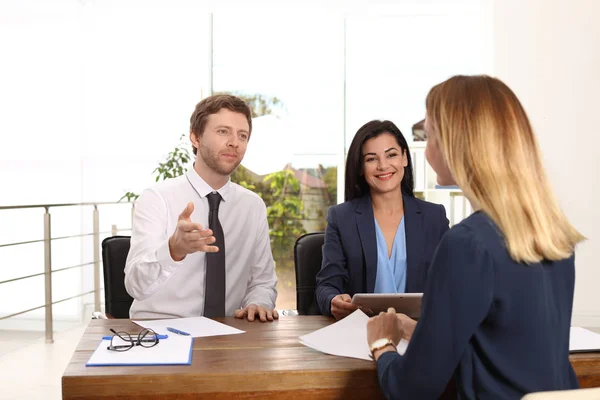 Comissão Recursos Humanos Realizando Entrevista Emprego Com Candidato Cargo — Fotografia de Stock