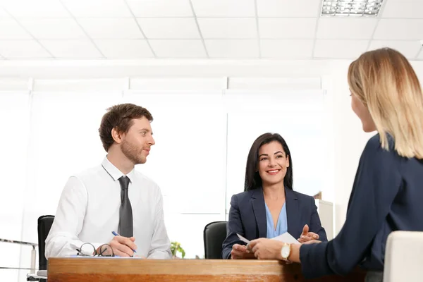 Comissão Recursos Humanos Realizando Entrevista Emprego Com Candidato Cargo — Fotografia de Stock