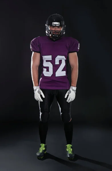 暗い背景上の制服を着て アメリカン フットボール プレーヤー — ストック写真