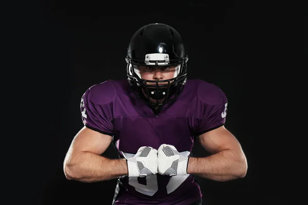 American Football Spieler Trägt Uniform Auf Dunklem Hintergrund — Stockfoto