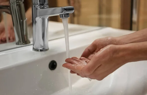 Frau Beim Händewaschen Unter Wasserhahn Drinnen Nahaufnahme — Stockfoto