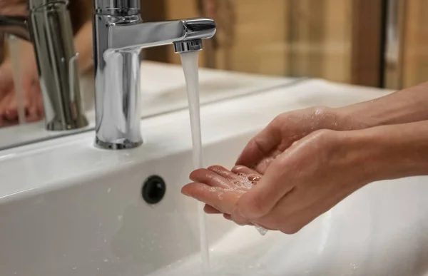 Femme Lavant Les Mains Sous Robinet Intérieur Gros Plan — Photo