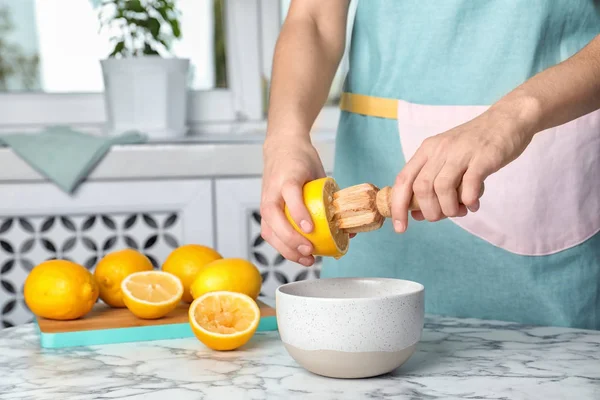 Mujer Exprimiendo Jugo Limón Fresco Con Escariador Madera Tazón Mesa — Foto de Stock