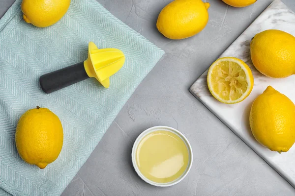 Пласка Композиція Свіжими Лимонами Пластиковою Морозилкою Соком Столі — стокове фото