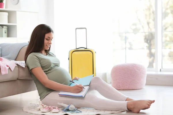 Zwangere Vrouw Lijst Maken Terwijl Het Verpakken Van Koffer Voor — Stockfoto