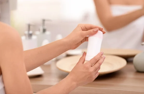 Mujer Joven Sosteniendo Desodorante Baño Primer Plano —  Fotos de Stock