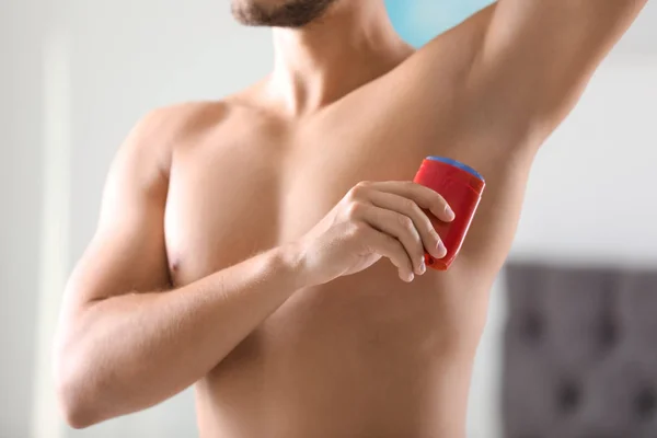 Joven Guapo Aplicando Desodorante Habitación — Foto de Stock