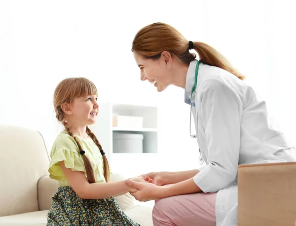 Kinder Arts Bezoeken Klein Meisje Thuis Huis Bellen — Stockfoto