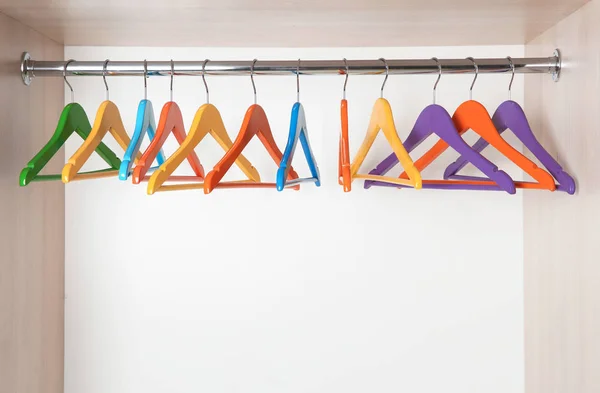 Kleding Spoor Met Kleurrijke Hangers Kast — Stockfoto