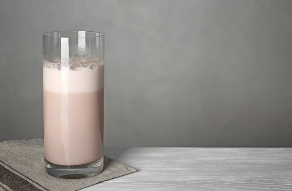 Vidrio Con Batido Proteínas Mesa Madera Blanca Espacio Para Texto —  Fotos de Stock