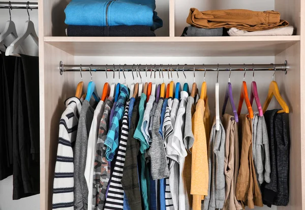 Armario Con Ropa Niño Elegante Colgando Estante — Foto de Stock