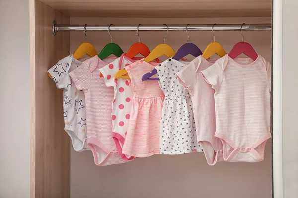 Hängare Med Babykläder Rack Garderob — Stockfoto