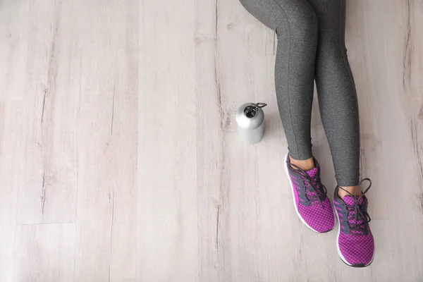 Mujer Ropa Deportiva Con Botella Agua Sentada Suelo Interior Vista — Foto de Stock