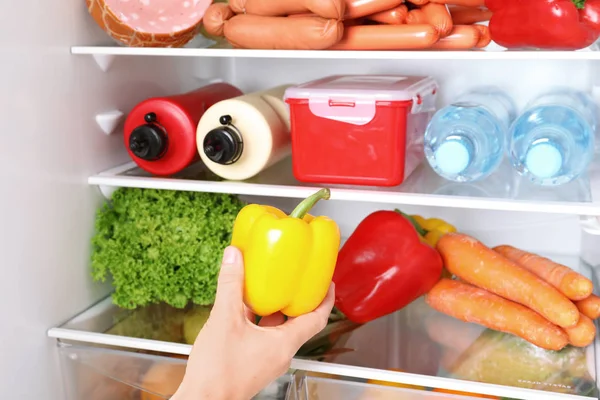 Mulher Tomando Pimentão Refrigerador Close — Fotografia de Stock