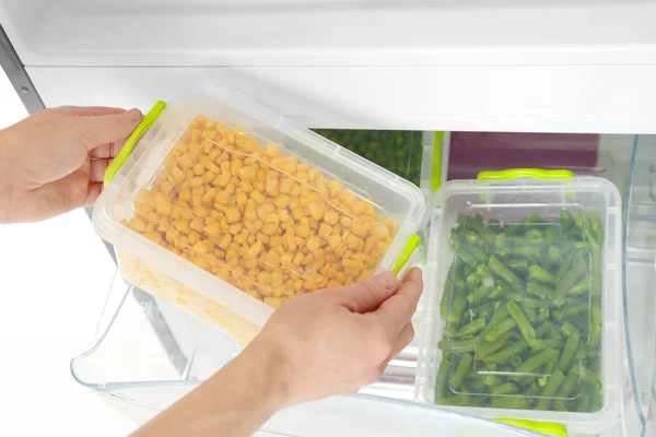 Mujer Tomando Contenedor Con Maíz Congelado Del Refrigerador Primer Plano — Foto de Stock