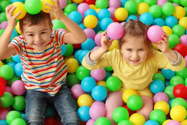 Lindos Niños Pequeños Jugando Hoyo Bola Parque Atracciones Interior —  Fotos de Stock