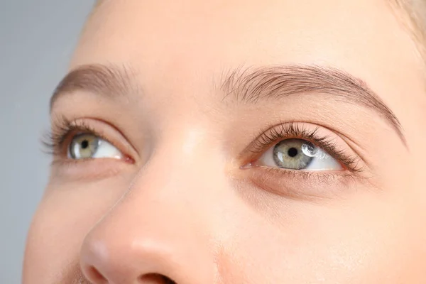Ung Kvinna Med Vackra Naturliga Ögonfransar Närbild — Stockfoto