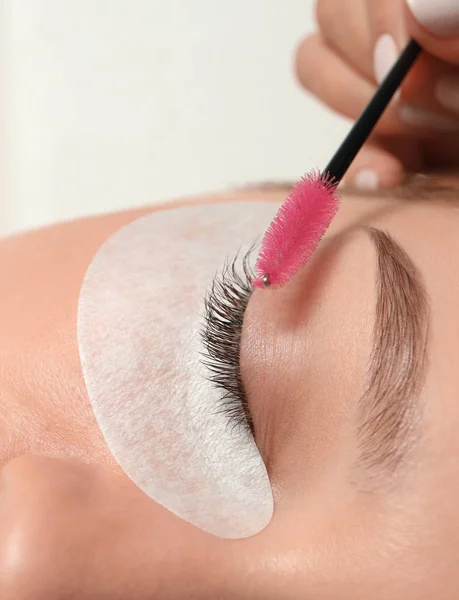 Wanita Muda Menjalani Prosedur Ekstensi Eyelash Closeup — Stok Foto