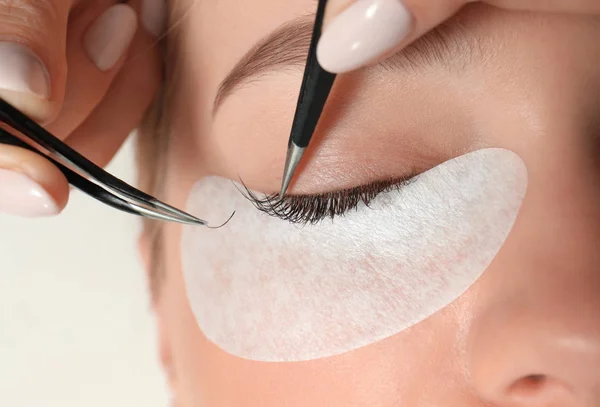 Wanita Muda Menjalani Prosedur Ekstensi Eyelash Closeup — Stok Foto