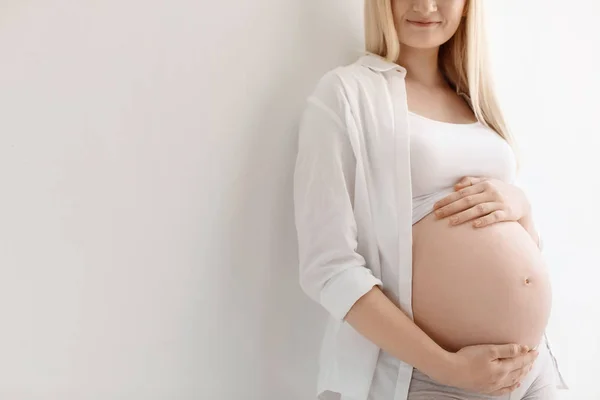 Schwangere Auf Hellem Hintergrund Nahaufnahme Raum Für Text — Stockfoto