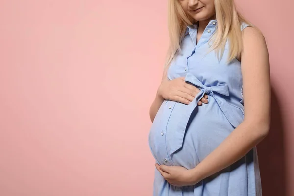 Schwangere Kleid Auf Farbigem Hintergrund Raum Für Text — Stockfoto