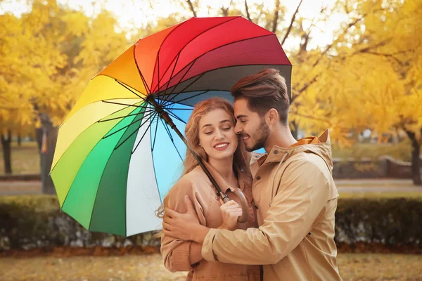 Счастливая Пара Красочным Зонтиком Парке — стоковое фото