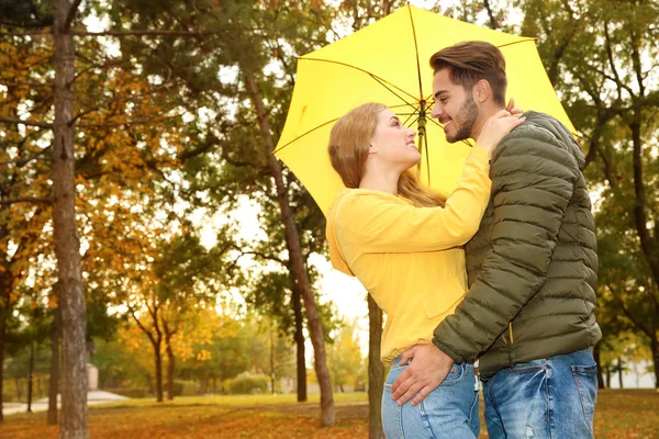 Gelukkige Paar Met Kleurrijke Paraplu Park Ruimte Voor Tekst — Stockfoto