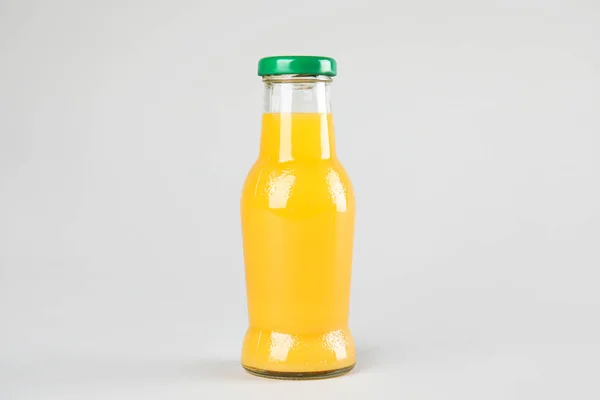Jedna Butelka Smaczny Napój Kolor Tła — Zdjęcie stockowe