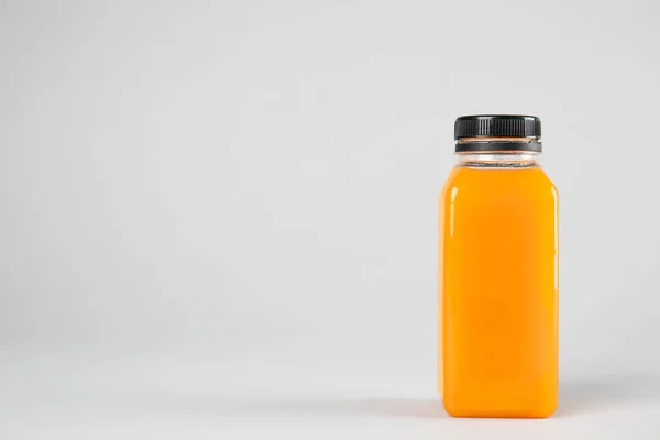 Satu Botol Dengan Minuman Lezat Dengan Latar Belakang Warna Ruang — Stok Foto