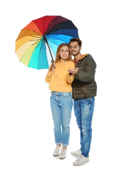 Pareja Romántica Joven Con Paraguas Brillante Sobre Fondo Blanco — Foto de Stock