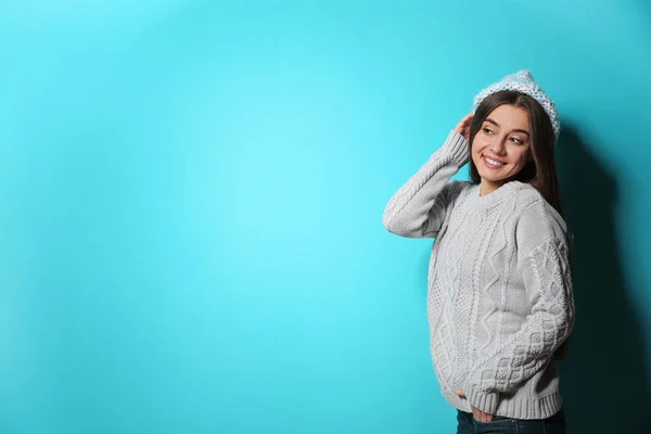 Hermosa Mujer Joven Suéter Cálido Con Sombrero Sobre Fondo Color —  Fotos de Stock