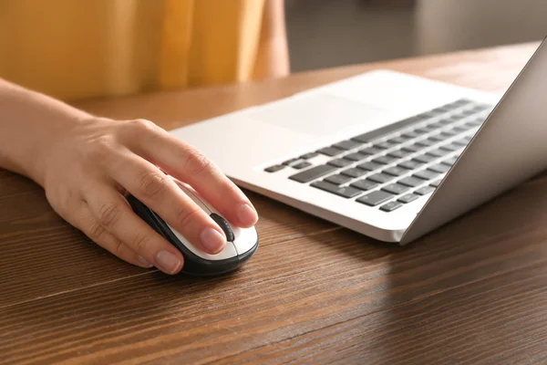 Mujer Usando Ratón Computadora Con Ordenador Portátil Mesa Primer Plano — Foto de Stock