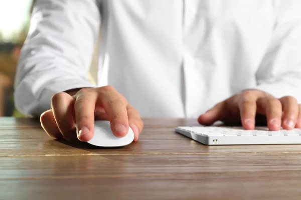 Mann Mit Computermaus Und Tastatur Tisch Nahaufnahme — Stockfoto