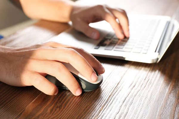 Mann Mit Computermaus Und Laptop Tisch Nahaufnahme — Stockfoto