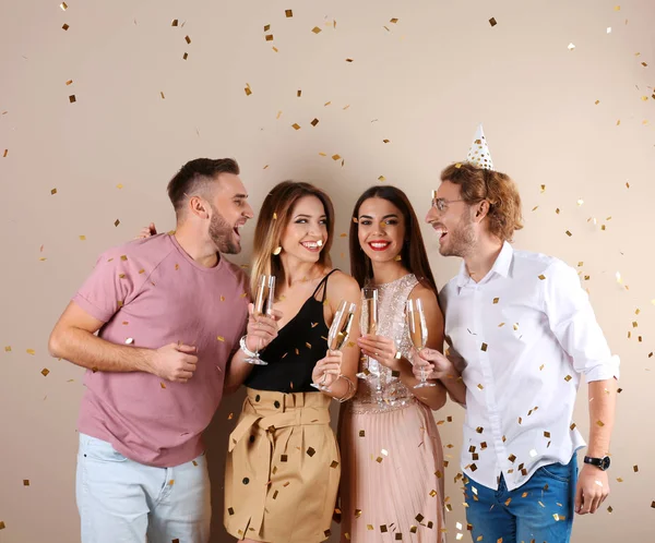 Amigos Felizes Com Champanhe Copos Confete Fundo Cor — Fotografia de Stock