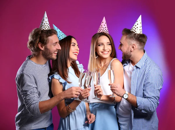 Amigos Felizes Com Champanhe Óculos Fundo Cor — Fotografia de Stock